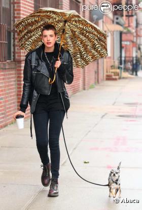 Agyness Deyn promène son chien dans les rues de New York