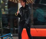 Agyness Deyn promène son chien dans les rues de New York