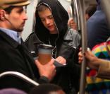 Agyness Deyn promène son chien dans les rues de New York