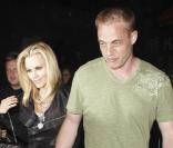 Jenny McCarthy a mis la main sur un nouveau boyfriend, qu'elle exposait pour la première fois dans les rues de Los Angeles, le vendredi 14 mai.