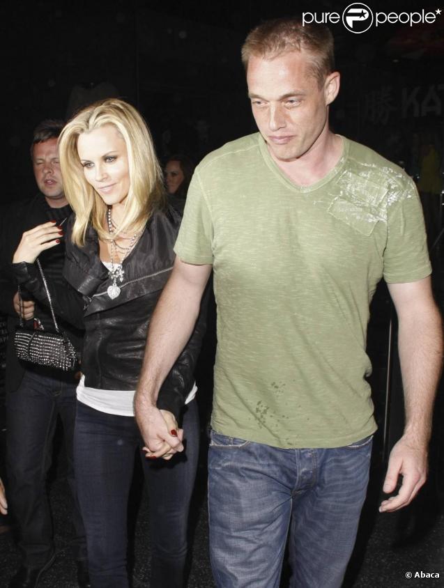 Jenny McCarthy a mis la main sur un nouveau boyfriend, qu'elle exposait pour la première fois dans les rues de Los Angeles, le vendredi 14 mai.