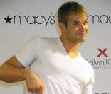 Kellan Lutz fait la promotion des sous-vêtements Calvin Klein dont il est l'égérie, au Macy's de New York, samedi 15 mai.
