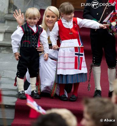 Le 17 mai 2010, le prince Haakon et la princesse Mette-Marit de Norvège, avec leurs enfants Marius, 13 ans, Ingrid, 6 ans, et Sverre Magnus, 4 ans, ont pris part aux célébrations de la Fête Nationale norvégienne.
