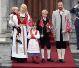 Le 17 mai 2010, le prince Haakon et la princesse Mette-Marit de Norvège, avec leurs enfants Marius, 13 ans, Ingrid, 6 ans, et Sverre Magnus, 4 ans, ont pris part aux célébrations de la Fête Nationale norvégienne.