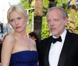 Pascal Greggory et Anna Sherbinina avant la projection du film Des Hommes et des Dieux, lors du Festival de Cannes, le 18 mai 2010