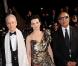 William Shimell, Juliette Binoche et Abbas Kiarostami lors de la montée des marches de la nuit du 18 mai 2010, durant le 63e festival de Cannes