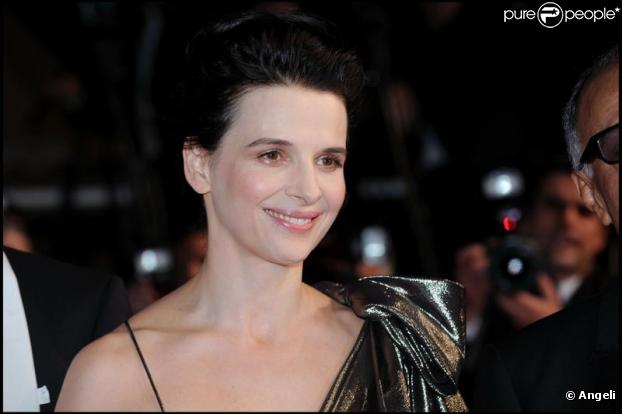 Juliette Binoche porte une robe Lanvin lors de la montée des marches de la nuit du 18 mai 2010, durant le 63e festival de Cannes