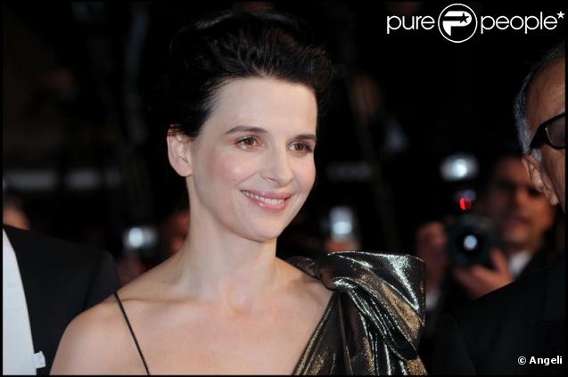 Juliette Binoche porte une robe Lanvin lors de la montée des marches de la nuit du 18 mai 2010, durant le 63e festival de Cannes