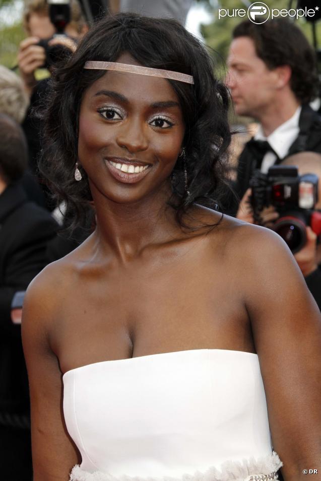 Aïssa Maïga porte une robe Antik Batik, à Cannes, en mai 2010.