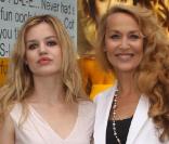 Jerry Hall et Georgia May Jagger lors d'un photocall pour une nouvelle ligne de protection solaire dont elles sont les ambassadrices. Le 27 mai à Londres