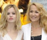 Jerry Hall et Georgia May Jagger lors d'un photocall pour une nouvelle ligne de protection solaire dont elles sont les ambassadrices. Le 27 mai à Londres