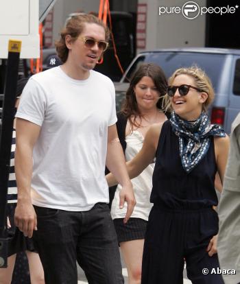Kate Hudson et l'acteur Steve Howey aux alentours du tournage du film Something Borrowed à New York le 27 mai 2010