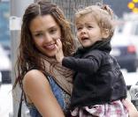 Jessica Alba et sa fille Honor en pleine séance shopping à Los Angeles. Le 2 juin 2010