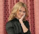 Céline Dion, regardant affectueusement son René Angélil