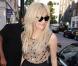 La chanteuse britannique Pixie Lott dans un haut nude à pois, porté avec une petite jupe boule, de jolies bottines, et des bas apparents... Sexy la petite ! 