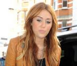 La starlette américaine Miley Cyrus a mis le paquet pour sa promo européenne : moulée dans une micro robe noire qui dessinait ses jolies courbes, associée à un perfecto camel et à des stilletos Ruthie Davis, la lolita a fait sensation ! 