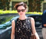 Rachel Bilson, ravissante avec un look fait d'un petit short ample et tendance, porté avec un top en dentelle noire, et des sandales nude à tomber.