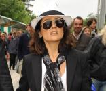 Tailleur divinement coupé, petit t-shirt blanc, foulard joliment noué, et chapeautée d'un borsalino, Salma Hayek est au top ! 