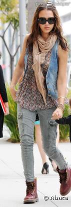 Jessica Alba parfaite avec son look street chic : boots Dr. Martens, jean "Houlihan" signé J. Brand, blouse liberty Jucy Couture, boléro en jean Current/Elliott, lunettes oversize Ferragamo, et bien sûr un it-bag au bras Proenza Schouler