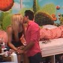 Dilemme : Regardez deux couples officialiser leur amour... Une pluie de bisous s'abat sur le cube !