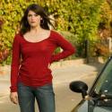 Regardez la jeune mariée Gemma Arterton faire tourner les têtes avec ses jolies jambes...
