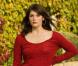 Regardez la jeune mariée Gemma Arterton faire tourner les têtes avec ses jolies jambes...