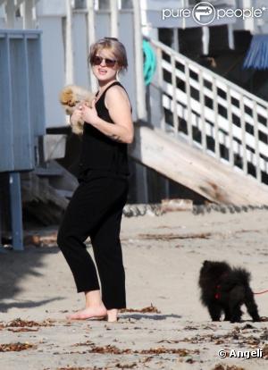 Kelly Osbourne et sa maman Sharon se baladent sur une plage de Malibu. 12 juin 2010