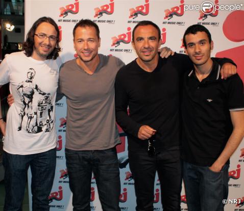 Stéphane Rousseau entouré des animateurs du 6/9 de NRJ, Nikos, Mustapha et Florian