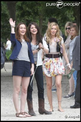 Leighton Meester, Katie Cassidy et Selena Gomez sur le tournage du film Monte Carlo à Paris le 21 juin 2010