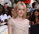 Dakota Fanning dans une robe Elie Saab lors de l'avant-première de Twilight 3 : Hésitation à Los Angeles le 24 juin 2010