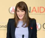 Carla Bruni devient en 2008 ambassadrice du Fonds mondialde lutte contre le sida, la tuberculose et le paludisme