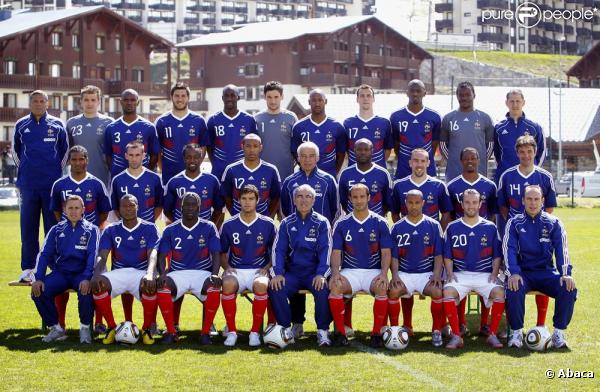 Le maillot des Bleus ne fait plus rêver ni vendre, même en temps de soldes... Au rayon braderie, les explications de Raymond Domenech devant les députés valent leur pesant de cacahuètes...