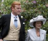Le Prince  Harry au mariage de Mark Dyer et Amanda Kline, le 3 juin 2010 au Pays de Galles. Ici, le marié et sa mère. 