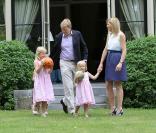 Willem-Alexander et Maxima des Pays-Bas en famille dans les jardins de la villa Eikenhorst, leur domicile à Wassenaar, le 5 juillet 2010.