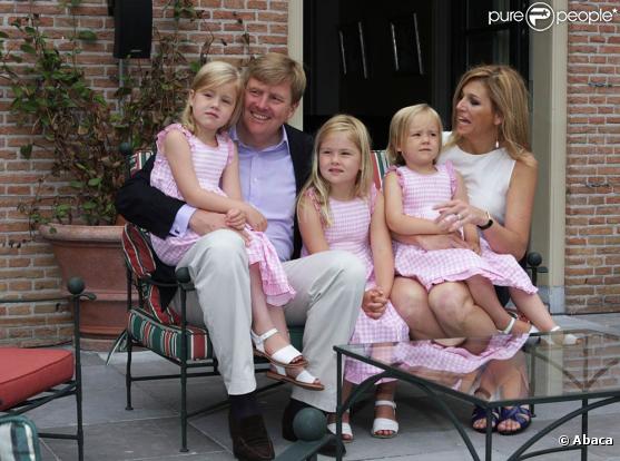 Willem-Alexander et Maxima des Pays-Bas en famille dans les jardins de la villa Eikenhorst, leur domicile à Wassenaar, le 5 juillet 2010.