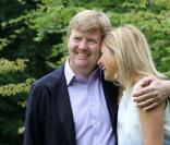 Willem-Alexander et Maxima des Pays-Bas en famille dans les jardins de la villa Eikenhorst, leur domicile à Wassenaar, le 5 juillet 2010.