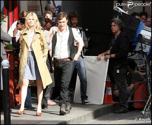 Ed Westwick et Clémence Poésy sur le tournage de Gossip Girl à Paris dans le XII e arrondissement de Paris