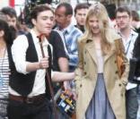 Ed Westwick et Clémence Poésy sur le tournage de Gossip Girl à Paris dans le XII e arrondissement de Paris