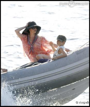Catherien Zeta-Jones, Michael Douglas et leur fils Dylan à Majorque, Espagne, le 7 juillet 2010