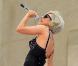 Même en noir, Lady Gaga resplendit au Rockfeller Center de New York, vendredi 9 juillet.