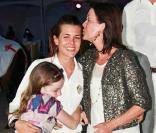 Caroline de Monaco, ses filles Charlotte et Alexandra, au Jumping de Monaco. Juin 2010<br />