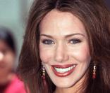 Star du soap opera Amour, Gloire et Beauté, Hunter Tylo réussit à passer le casting de Melrose Place. Mais lorsqu'Aaron Spelling découvre que cette dernière est enceinte, il décide de la virer avant même qu'elle n'ait commencé à tourner.