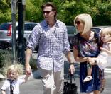 Tori Spelling et Dean McDermott avec leurs enfants à Los Angeles, le 15 juillet 2010