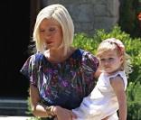 Tori Spelling et Dean McDermott avec leurs enfants à Los Angeles, le 15 juillet 2010