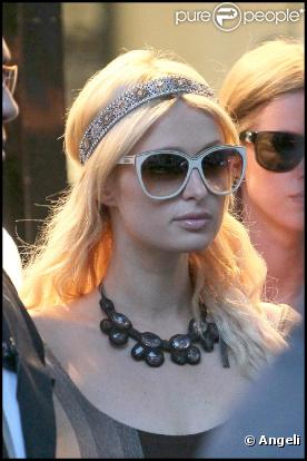 Paris Hilton quittant Le Bristol pour prendre son avion privé direction la Corse le 16 juillet 2010