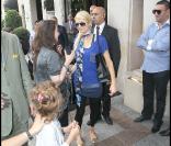Paris Hilton quittant Le Bristol pour prendre son avion privé direction la Corse le 16 juillet 2010