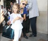 Paris Hilton quittant Le Bristol pour prendre son avion privé direction la Corse le 16 juillet 2010