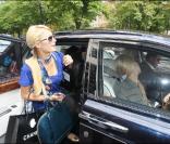 Paris Hilton quittant Le Bristol pour prendre son avion privé direction la Corse le 16 juillet 2010