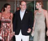 Le 16 juillet 2010, S.A.S. Stéphanie de Monaco organisait au Sporting le gala de bienfaisance estival de Fight Aids Monaco. Yannick Noah a tardé à arriver, mais pas le prince Albert et sa superbe fiancée Charlene Wittstock.