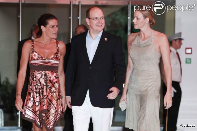 Le 16 juillet 2010, S.A.S. Stéphanie de Monaco organisait au Sporting le gala de bienfaisance estival de Fight Aids Monaco. Yannick Noah a tardé à arriver, mais pas le prince Albert et sa superbe fiancée Charlene Wittstock.